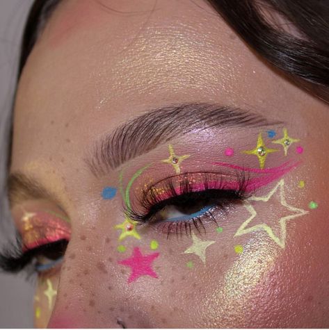 Fun Make Up Looks Eyeshadows, Multi Color Eyeshadow Looks, Makeup Looks Graphic Liner, Artsy Makeup Looks Aesthetic, Neon Party Makeup Ideas, Fun Graphic Liner, Fun Eyeliner Looks, Funky Eyeliner, Graphic Eyeliner Ideas