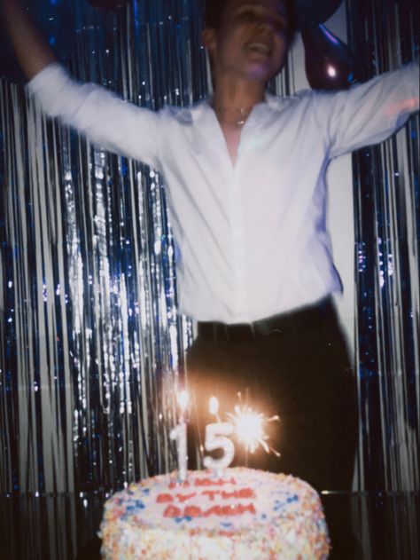 Dinner Date Aesthetic, 20 Birthday Cake, Party Outfit Men, Birthday Aesthetic, Aesthetic Birthday, Fotos Aesthetic, Birthday Inspo, Birthday Cakes For Men, Bday Cards