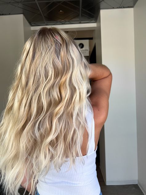 warm blonde hair Surfer Blonde Hair, Surfer Blonde, Blonde Hair Dark Eyebrows, Beach Blonde Highlights, Surfer Girl Hair, Warm Blonde Highlights, Warm Blonde Hair, Surfer Hair, Dark Eyebrows