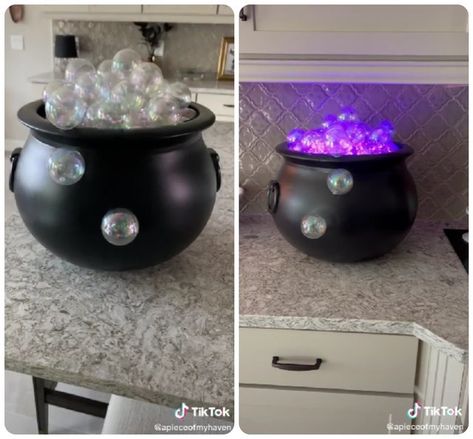 Cauldron With Bubbles, Diy Witches, Bubble Diy, Halloween Lollipop, Bubbling Cauldron, Dekorasi Halloween, Witch Diy, Halloween Tattoo, Witches Cauldron