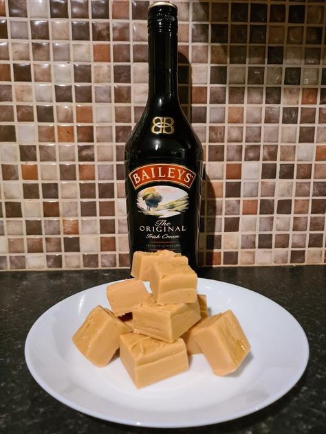 Baileys Fudge Recipes Easy, Bailey Fudge Recipe, Baileys Fudge Condensed Milk, Baileys Fudge Recipe, Yuletide Recipes, Carnation Recipes, Boozy Candy, Baileys Fudge, Boozy Cupcakes