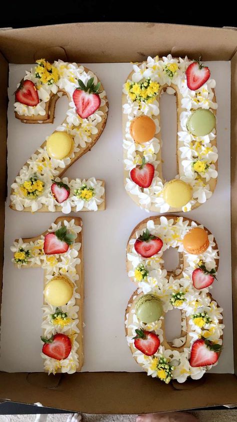 Cookie Cake Graduation Design, Graduation Letter Cake, Grad Cakes Ideas, Graduation Party Ideas Cake, Cute Graduation Cakes High Schools, Floral Graduation Cakes, Graduation Cake Ideas Aesthetic, Floral Grad Cake, Flower Graduation Cookies