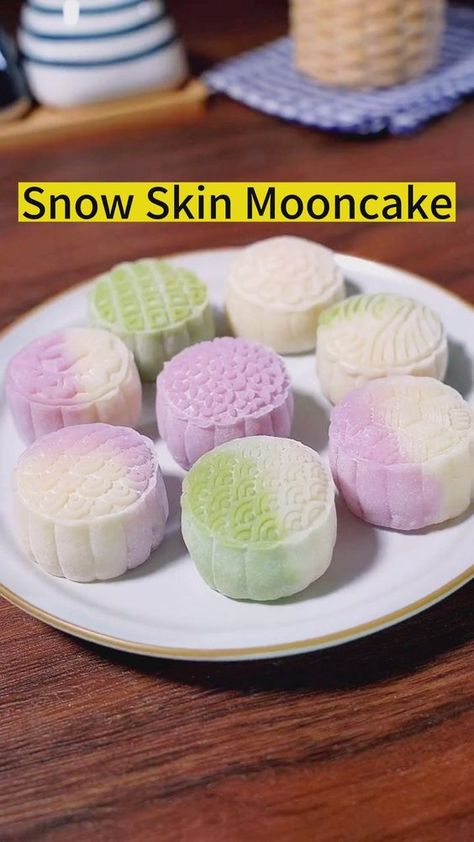 Snow Skin Mooncakes With the Mid-Autumn Festival approaching, let's come together to create delicious mooncakes. Delightfully exquisite. These soft, glutinous delights are simply irresistible. The homemade custard filling bursts with flavor. Desserts Japonais, Mooncake Recipe, Homemade Custard, Sweet Dishes Recipes, Tasty Recipes Videos, Custard Filling, Quick Recipes Snacks, Simply Irresistible, Asian Desserts