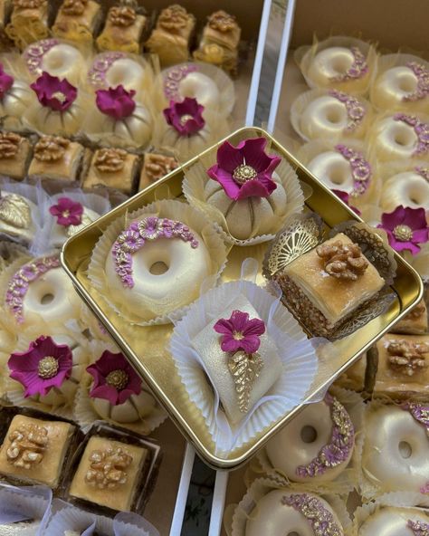 Algerian Sweets, Eid Sweets, Eid Cake, Cookie Pictures, Food Business Ideas, Algerian Recipes, Cupcake Cake Designs, Traditional Cakes, Easy Cake Decorating