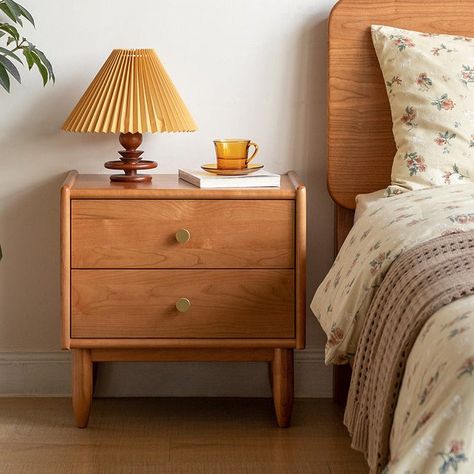 A beautiful and practical bedside table is not just a foil for the bed. Rich cherry wood + textured brass all reveal a literary and retro temperament. The "little ears" erected on the cabinet make it easy to place fragile items at hand. Two large practical drawers are easy to use hide the trivialities of life Cherry wood + brass retro The rich-colored cherry wood has a smooth and beautiful texture and a delicate and warm touch. With the brass handle like the spring sun, it is full of literary and retro atmosphere. Upright ear sidewall for safer storage Both sides of the cabinet are 1cm higher, so you don’t have to worry about sliding down due to inertia when placing water cups, glasses and other fragile items. Classic double drawers to hide the messy head of the bed Closed double drawer, c Retro Bedside Table, Retro Bedside Tables, Small Lockers, Cottagecore Living, Double Drawer, Cherry Color, Modern Bedside Table, Bedside Storage, Brass Handle