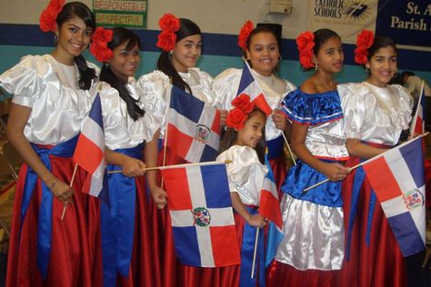 Los trajes tradicionales en la República Dominicana Dominican Republic Resorts, African Words, Dominican Food, Puerto Rican Pride, Afro Latina, Spanish Inspirational Quotes, Beautiful Curly Hair, Folk Dresses, Punta Cana