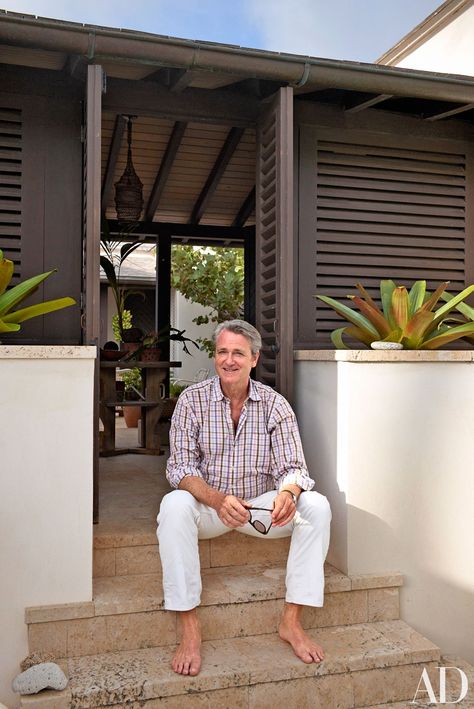 From an inspired sketch on a napkin, designer Tom Scheerer conjures an effortlessly chic getaway on a secluded Bahamian beach Beach House Architectural Digest, Bahamas Shutters Exterior, Bahamas Interiors, Caribbean Homes Interiors, Caribbean Style Homes, Bahamas Villas, Tom Scheerer, Cali House, Bahamas House