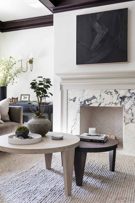 Living room with marble fireplace Traditional Fireplace Tile, Tables In Living Room, Mindy Gayer Design, Vintage Decor Ideas, Fireplace Stone, Marble Fireplace Surround, Vintage Fireplace, Mantel Design, Marble Fireplace