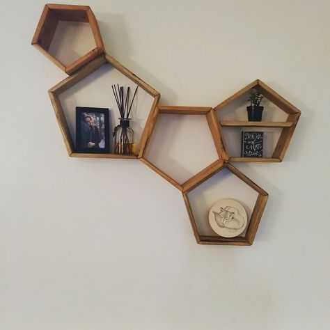 DIY pallet-wood, pentagon shelves. Pentagon Shelves, Boho Octagon Shelves, Hexagon Shelves Cheap, Hexagon And Rectangle Shelves, Pentagon Wall Shelf, Hexagon Shelves Eith Plants, Craft Booth Design, Family Room Colors, Pentagon Shape