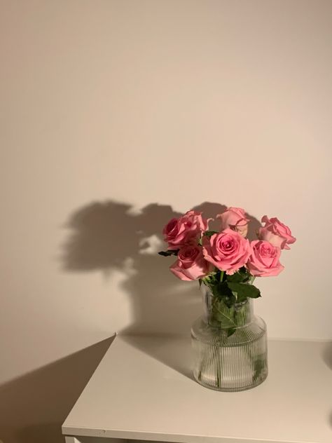 Rose Vase Aesthetic, Flowers In Vase Aesthetic, Vsco Kitchen, Pink Roses In Vase, Flower Vase Aesthetic, Vase Bedroom, Rosé Pink Aesthetic, Flowers Room Decor, Aesthetic Vase