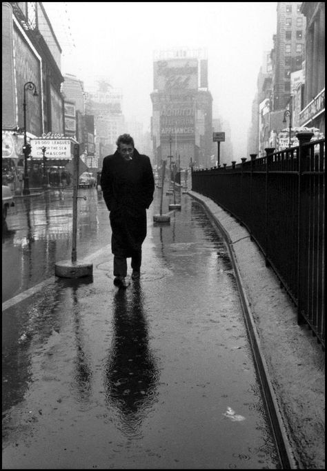 The Iconic Photo of James Dean, Alone in the Rain, in the Middle of Times Square, 1955 ~ vintage everyday Dennis Stock, Dane Dehaan, Robert Frank, Actor Studio, Henri Cartier Bresson, 사진 촬영 포즈, Paris Photo, James Dean, Magnum Photos