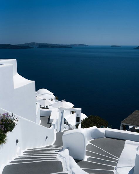 La Grèce 💙🇬🇷 Retrouve-toi sur les îles grecques avec leurs paysages magnifiques, leurs plages de sable fin, leurs eaux turquoise… C’est plus de 6 000 îles éparpillées dans la mer Égée et la mer Ionienne, tu trouveras forcément celle faite pour toi ! 🫵 Que ce soit en Crète, à Santorin, à Mykonos, à Rhodes ou à Corfou, les îles grecques sont une destination de rêve qui offre quelque chose à tout le monde. 🏝️ Pars à la rencontre de ton île parfaite ! ✈️ #greece #island #santorini #mykonos #v... Cavo Tagoo Mykonos Greece, Mykonos Cavo Tagoo, Kastros Mykonos, Ile D’orleans, Canal D'amour Corfu, Mykonos, Santorini