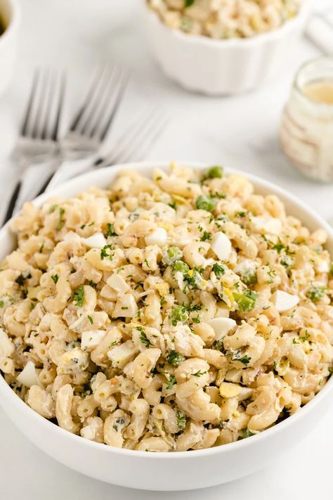 Spicy Horseradish Macaroni Salad easily becomes the star of party with its layers of flavor -think creamy noodles, a punchy-pickled veggie addition and fresh herbs. Macaroni salad is the perfect side dish for every gathering from grilling to potluck celebrations and effortlessly add pizzazz to weeknight dinners. Creamy Noodles, Macaroni Salad Ingredients, Side Salad Recipes, Best Pasta Salad, Tortellini Salad, Cold Pasta Salad, Pasta Salad Italian, Balsamic Dressing, Yummy Salad Recipes