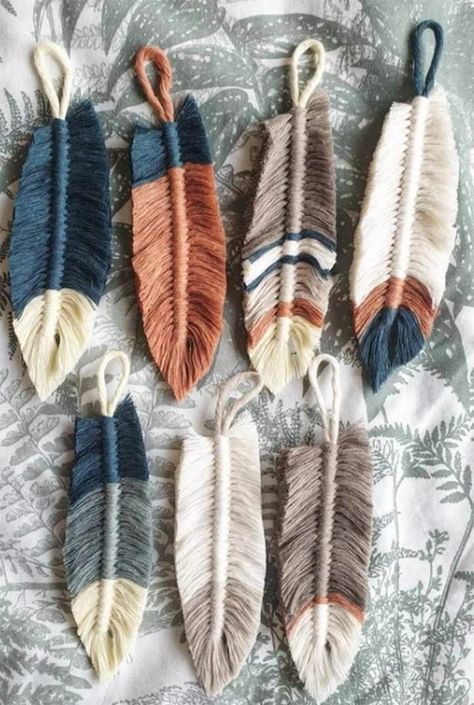 How To Make Poms Out Of Yarn, How To Make Macrame Leaves, Yarn Feathers Diy, Macrame Feathers Diy, Boho Diy Crafts, Macrame Feather Diy, Macrame Leaf Tutorial, Macrame Feather Tutorial, Yarn Feathers