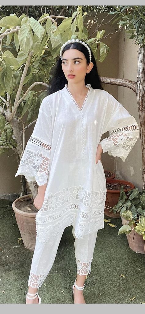 Modest Pakistani Outfits, White Dress Design Pakistani Simple, White Pakistani Dress, Fusion Outfits, Jeans Casual Outfit, Architect Fashion, Dress Design Pakistani, Casual Outfit Summer, Desi Clothing