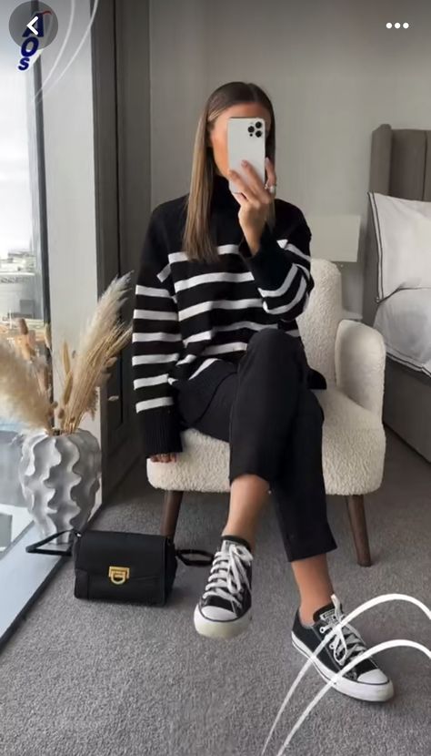 Black And White Striped Sweater Outfit, Kd Outfits, Ootd 2022, Striped Sweater Outfit, University Outfit, Black White Outfit, Black Converse, Outfits With Converse, Tween Outfits