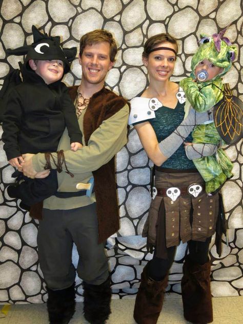 These "How To Train Your Dragon" costumes are so creative and cute! Toothless Costume, Halloween Costume Design, Dragon Halloween, Astrid Hiccup, Family Cosplay, Dragon Family, Childs Play, Dragon Costume, Whoop Whoop