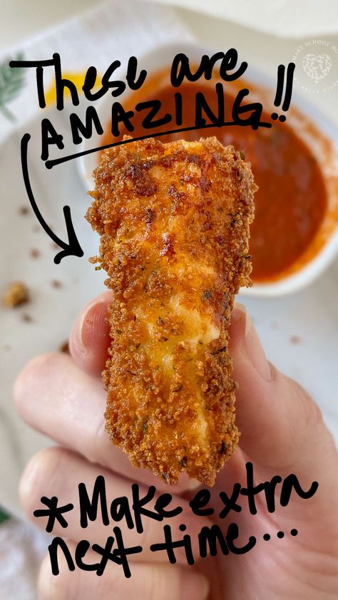 Motzerella Sticks Diy, Diy Mozzarella Sticks, Best Mozzarella Sticks Recipe, Best Mozzarella Sticks, Fried Snacks Recipes, Cheese Stick Recipes, How To Make Mozzarella Sticks, Mozzarella Log Recipes, Motzerella Sticks Recipe Homemade