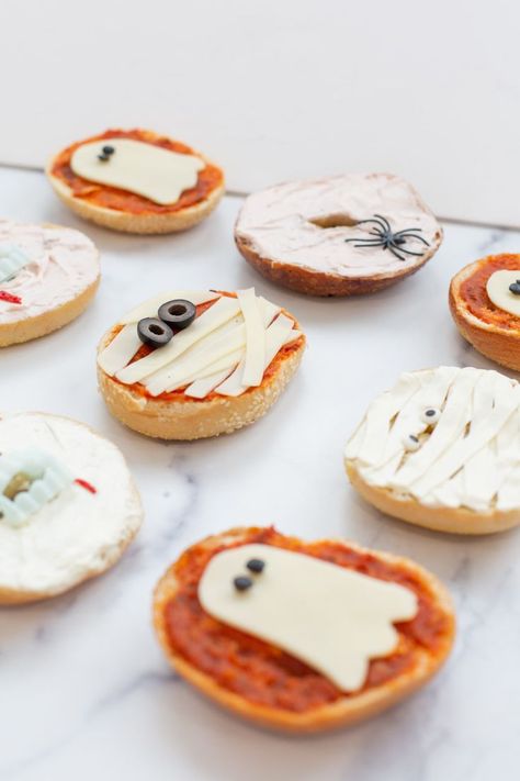 Halloween Bagels, Ghost Pizza, Ghosts For Halloween, Halloween Pizza, Halloween Lunch, Halloween Breakfast, Pizza Bagels, Ideas For Halloween, Mini Pizza