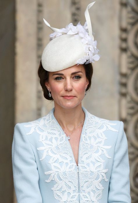 For the Sovereign's Parade in 2006, Kate selected a wide-brim hat | Kate Middleton's Hats | POPSUGAR Fashion Photo 1 Queen Elizabeth Ii Birthday, Ducesa Kate, Moda Kate Middleton, Abdomen Plat, Principe William Y Kate, Style Kate Middleton, Kate Middleton Hats, Duchesse Kate, Düşes Kate