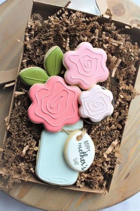 mothers-day-cookies Thinking Of You Cookies Decorated, Easter Flower Cookies Decorated, Mother’s Day Sugar Cookies Royal Icing, Mother’s Day Royal Icing Cookies, Mom Cookies Decorated, Mom Sugar Cookies, Mothers Day Cookies Ideas, Mother’s Day Cookies Decorated, Mother’s Day Sugar Cookies