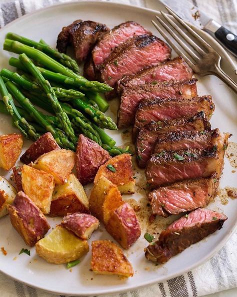 Best Steak Marinade 🔥😋 Tag a friend you would share this with . The best Steak Marinade and the only one you'll ever need! It's deliciously… Steak Marinades, Best Steak Marinade, Steak Marinade Easy, Steak Marinade Recipes, Sommer Mad, The Best Steak, Mexican Breakfast Recipes, Steak Marinade, Best Steak