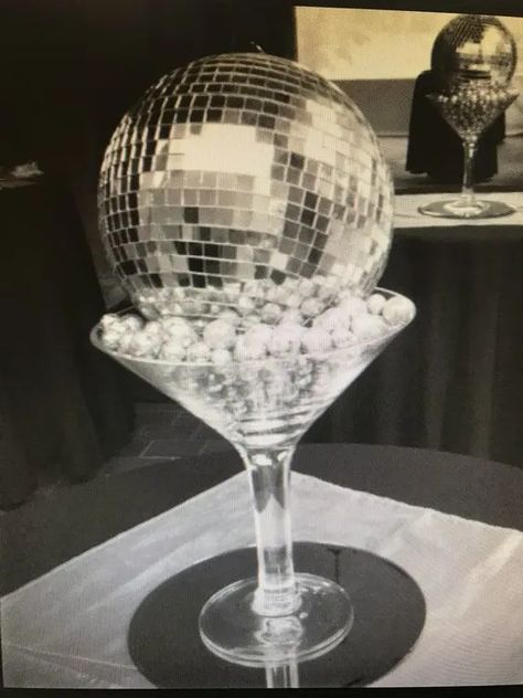 70s Table Decorations, Disco Table Decorations, New Years Eve Centerpiece, Disco Party Centerpiece Ideas, Disco Prom Theme, Disco Ball Centerpiece Ideas, Festa Rock Roll, Soul Train Party, Disco Theme Party