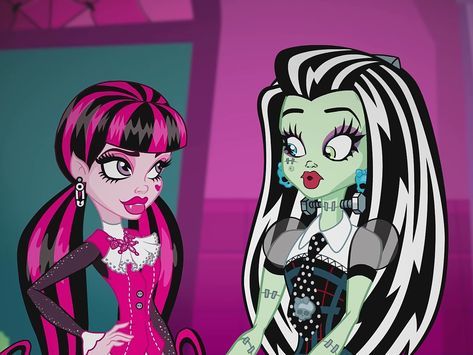 Draculaura And Frankie, Monster High Pictures, Monster High Art, Disney Lover, High Art, Purple Backgrounds, Matching Pfp, Monster High, Disney Princess