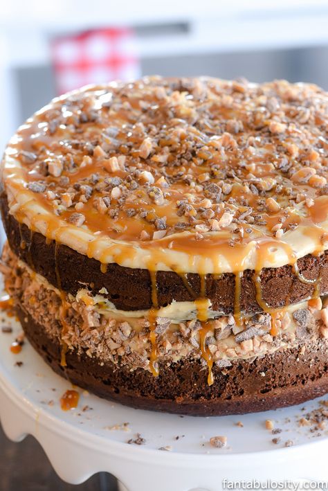 O-M-G!! This sounds crazy-good! Chocolate Peanut Butter Toffee Salted Caramel Cake Chocolate Caramel Toffee Cake, Caramel Toffee Cake, Toffee Cake Recipe, Salted Caramel Toffee, Peanut Butter Toffee, Twix Cake, Delicious Cookies Homemade, Chocolate Caramel Cookies, Chocolate Caramel Cake