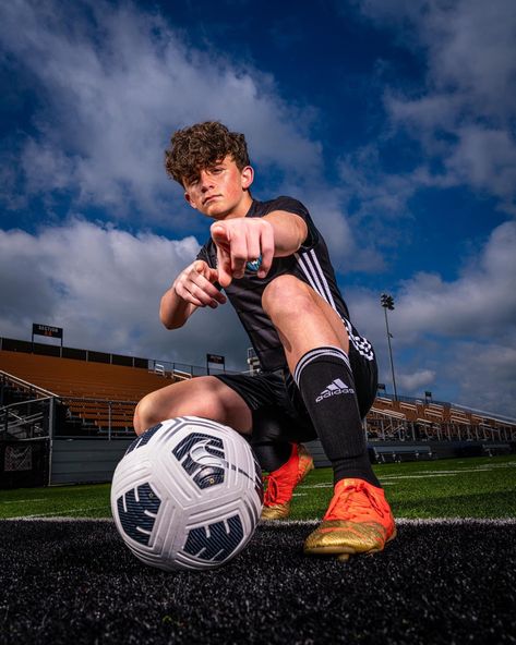 Soccer Birthday Photoshoot, Soccer Team Pics Ideas, Soccer Pics Boys, Senior Soccer Picture Ideas For Guys, Cool Soccer Pictures, Footballer Photoshoot, Soccer Team Photo Ideas, Media Day Poses Soccer Men, Boys Senior Picture Ideas Soccer