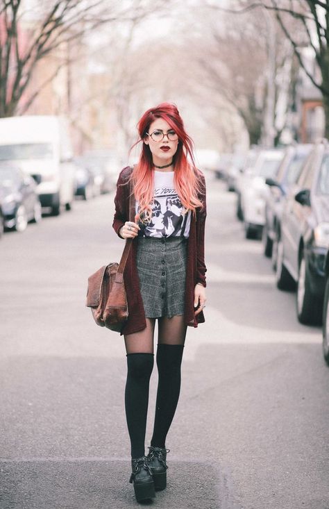 Women’s Alternative Fashion, Plaid Skirt Grunge, Grey Plaid Skirt, Looks Rihanna, Luanna Perez, Mode Rock, Mix Match Outfits, Mode Grunge, 90s Fashion Grunge