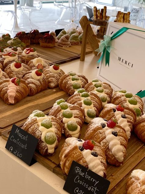 Cute Bakery Aesthetic, Croissants Aesthetic, Cream Croissant, Strawberry Croissant, Blueberry Food, Croissant Aesthetic, Shine Muscat, Bakery Shop Design, Party Food Platters