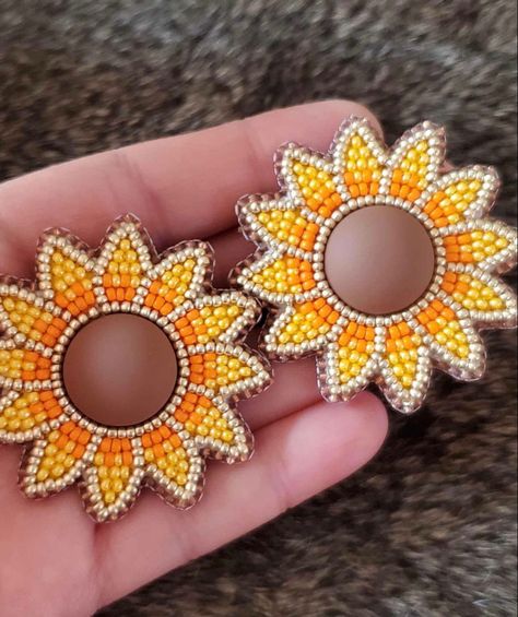 Beaded Patches Beadwork, Native American Beaded Earrings Pattern, Flat Stitch Beaded Earrings, Bead Embroidery Patterns Templates, Beaded Earrings Native Beadwork, Beaded Sunflower Earrings, Indigenous Beaded Earrings, Native American Beadwork Earrings, Native American Beadwork Patterns