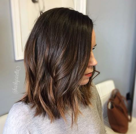 Bluntcut Bob Brown, Long Bob Braun, Long Bob Brunette, Bob Style Haircuts, Long Bob Balayage, Long Bob Cuts, Blond Highlights, Warm Scarves, Brunette Hair With Highlights