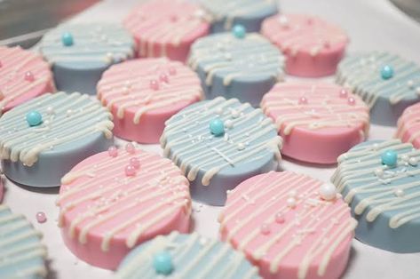 Gender Reveal Dessert, Edible Party Favors, Simple Gender Reveal, Chocolate Covered Cookies, Pear Crumble, Baby Shower Chocolate, Blackberry Syrup, Crumble Cake, Chocolate Covered Treats