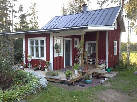 Swedish Cabin, Swedish Houses, Small Dream Homes, Small House Exteriors, Red Houses, Small Cottages, Cabin Exterior, Red Cottage, Swedish House