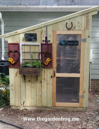 Garden Shed Diy, Wooden Shed, Plants Outside, Fence Picket, Garden Frogs, نباتات منزلية, Chicken Coop Ideas, Diy Fence, Building A Chicken Coop