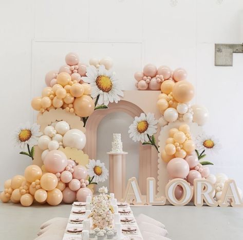 Daisy First Birthday Backdrop, Beige Birthday Theme, Bloom Baby Shower Ideas, Girly Baby Shower Themes, Daisy Balloons, Flower Baby Shower Theme, Pink Balloon Garland, Graduation Birthday Party, Peach Baby Shower