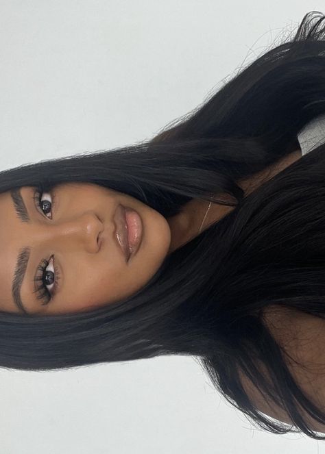 Pretty Selfies Black Skin, Light Make Up Natural, Black Woman Makeup Aesthetic, Makeup Light Skin, Light Skinned Black Woman, Natural Baddie, Light Natural Makeup, Aesthetic Story, Light Glam Makeup