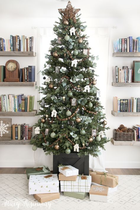 Christmas Tree With Eucalyptus, Eucalyptus Christmas Tree, Modern Jul, Green Christmas Decorations, Green Christmas Tree Decorations, Christmas Tree Inspo, Christmas Tree Decorating Themes, Christmas Decor Inspiration, Cottage Christmas