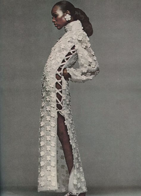 Elegant long profile Naomi Sims, African American Fashion, Vintage Black Glamour, Estilo Hippie, Bill Blass, American Woman, 1960s Fashion, Moda Vintage, 60s Fashion