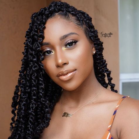 We rounded up the best protective hairstyles for transitioning to natural hair. Passion Twists Hairstyle, Faux Loc, Natural Hair Transitioning, Passion Twists, Twisted Hair, Long Hair Tips, Transitioning Hairstyles, Twist Braid Hairstyles, Glossy Hair