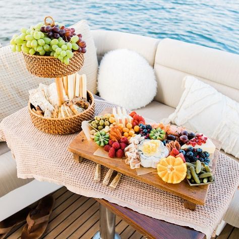 Charcuterie Shots, Yacht Table Decor, Yacht Table Settings, Boat Birthday Party Ideas Decoration, Boat Party Decorations, Yacht Decorating Ideas, Yacht Food, Luxury Yacht Party, French Table Setting