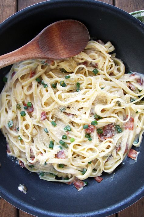 Healthy Carbonara Pasta Healthier Carbonara, Alfredo Sause, Healthy Carbonara, Lighter Recipes, Pasta Carbonara Recipe, Cauliflower Sauce, Cauliflower Pasta, Healthy Pasta, Carbonara Recipe