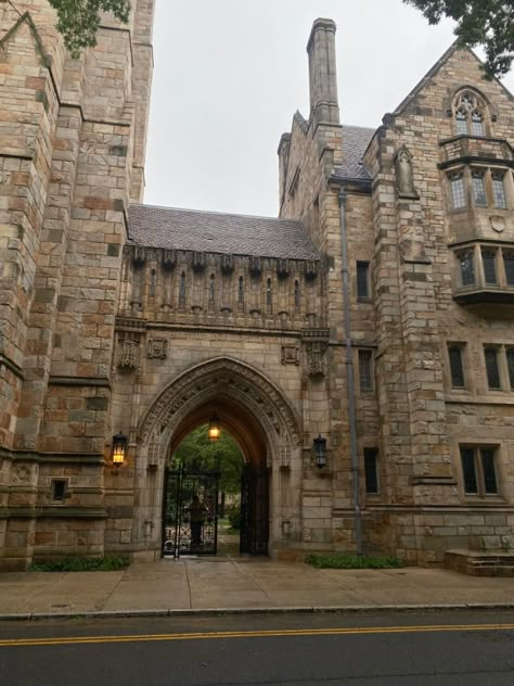 Yale university campus aesthetic Yale University Building, Private School Campus Aesthetic, Yale Rory Aesthetic, Ivy League Campus Aesthetic, Yale Law Aesthetic, Aesthetic College Campus, Yale Vision Board, Yale Campus Aesthetic, Yale College Aesthetic