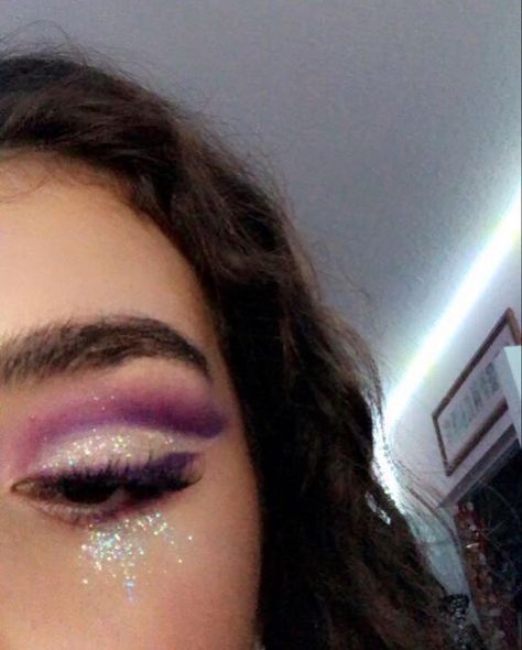 Euphoria Theme Makeup, Rue Euphoria Makeup, Euphoria Themed Party Makeup, Rue Inspired Makeup, Aesthetic Makeup Euphoria, Euphoria Make Up Rue, Glittery Makeup Looks, Euphoria Make Up Looks Rue, Euphoria Themed Makeup