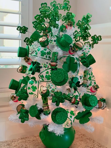 Irish Christmas Decorations, St Patrick's Day Tree, St Patricks Decorations, St Patricks Crafts, St Patricks Day Crafts For Kids, Irish Christmas, Tree Theme, Easter Tree Decorations, Holiday Tree Decorations