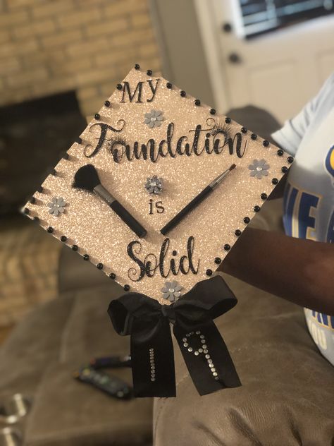 Makeup graduation cap idea Makeup Graduation, Graduation Nails, Graduation Makeup, Graduation Cap, Gift Wrapping, Makeup, Gifts, Quick Saves, Make Up