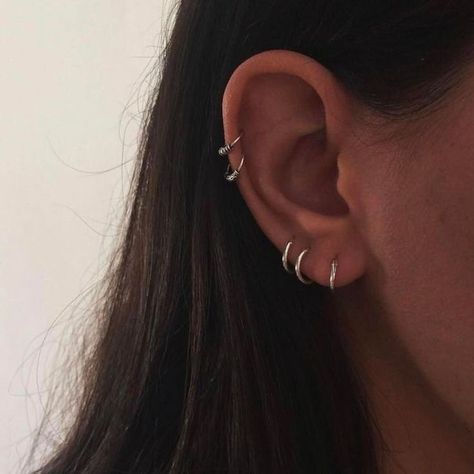 @duckiee 💛 Ušný Piercing, Piercing Snug, Piercing Face, Ear Peircings, Cool Ear Piercings, Pretty Ear Piercings, Cartilage Earrings Stud, Cute Ear Piercings, Cute Piercings