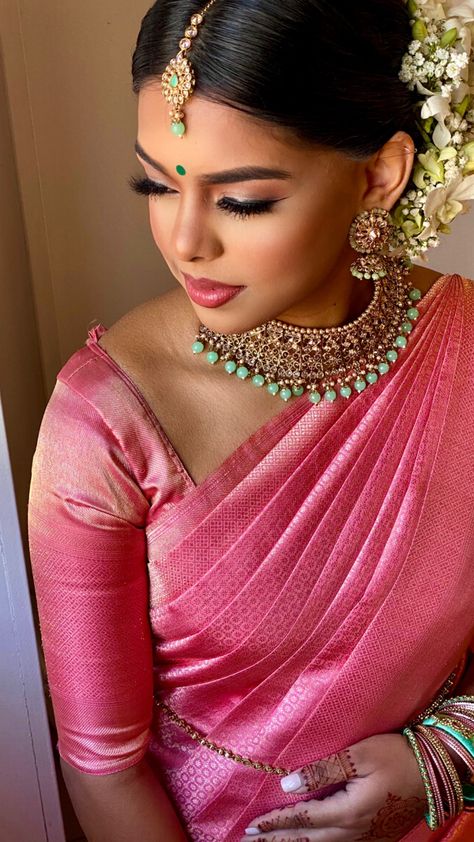 Manavarai Saree, Blows Design, Hindu Wedding Photos, Desi Couture, Dusky Skin, Reception Saree, Asian Makeup Looks, Indian Bride Makeup, Bridal Sarees South Indian